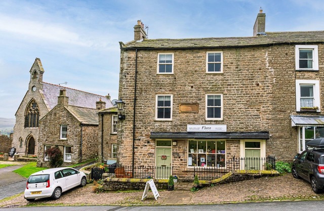 Beautiful, 2 bedroom, first floor apartment, at the heart of a busting Dales Village.