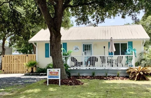 Beautiful 2 Bedroom 1 Bath House, Dog Friendly, Pool, Sleeps 4