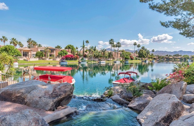 Beautiful, 2 Bedroom Lake Front Condo in The Scottsdale Bay Club