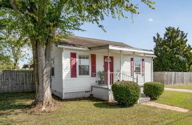 Beautiful 2 bedroom Cottage minutes from UA!