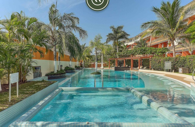 Beautiful 2 BR Condo - Near the Beach - Pool