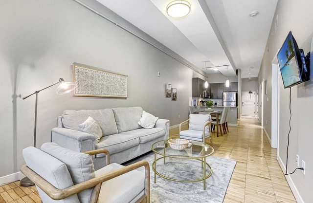 Beautiful 2BR/2BA in Bldg connected to Skywalk