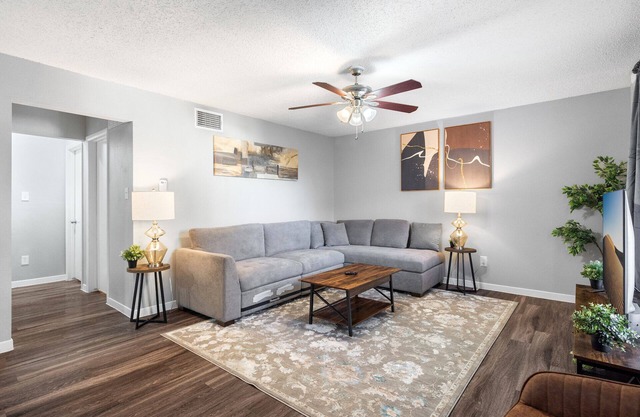 Beautiful 2BR 5 Mins to UT 9736