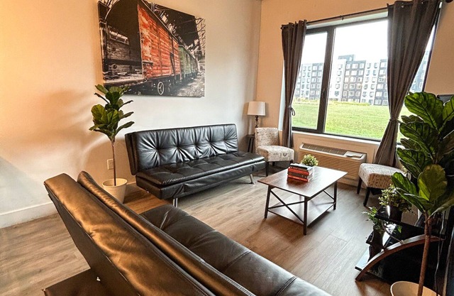 Beautiful 2BR Next to Airport 9856
