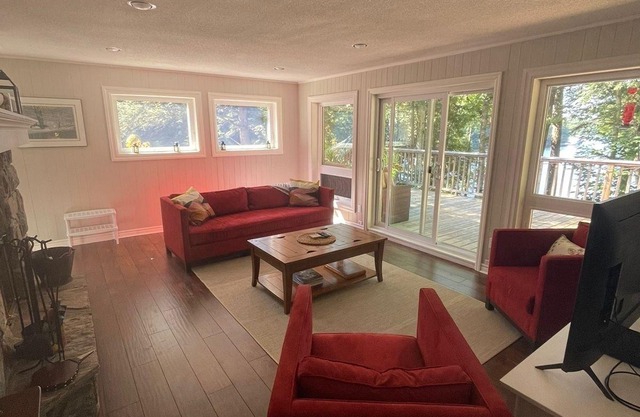 Beautiful 3-bed, 2-bath, 4 season cottage on 375ft of waterfront (Dog friendly)