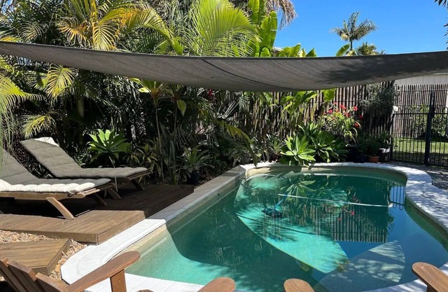 Beautiful 3 bed home, tropical pool and garden, Sandstone Point. Dog Friendly!