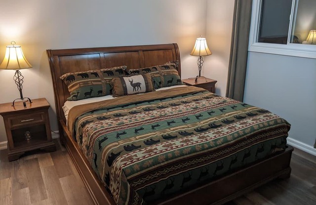 Beautiful 3 Bedroom Unit steps from Balsam Lake