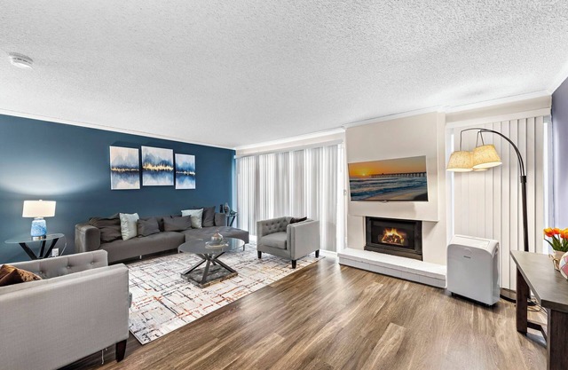 Beautiful 3-bedroom townhome, with fast WiFi, gym and pool in Newport Beach