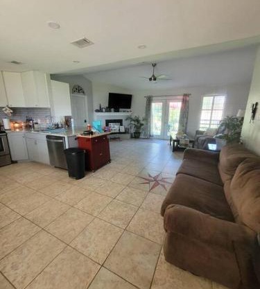 Beautiful 3 bedroom home 4 minutes from the beach