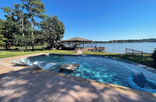 Beautiful 3 bedroom Lake House with pool and Hot Tub on lake Conroe! LAKEFRONT