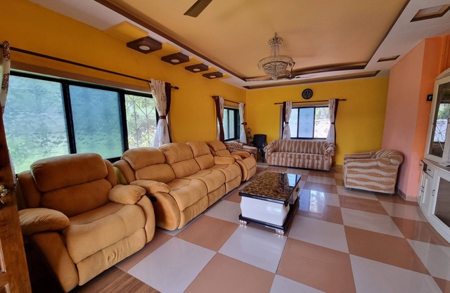 Beautiful 3-Bedroom Villa☺️with FREE WiFi, Lawn @Nagaon🏖️