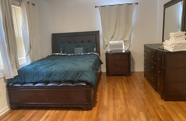 Beautiful 3 level home free parking and self check in