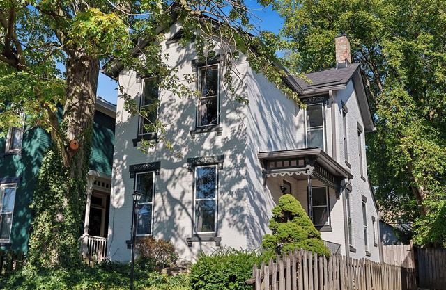 Beautiful 3BR/2.5 BTH PERFECT location in Short North/Campus w/HUGE 4 car garage