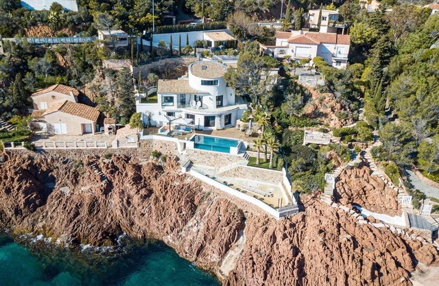 Beautiful 4 Bedrooms Villa With Pool And Garden - Waterfont