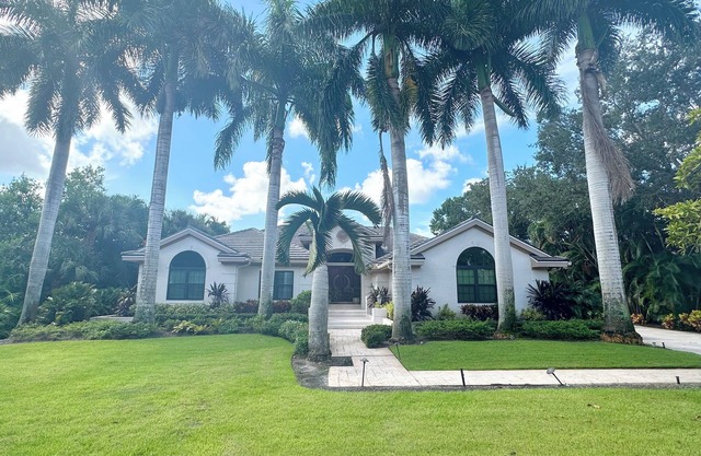 Beautiful 4-bedroom house in exclusive Bonita Bay - 10 mins from the beach!