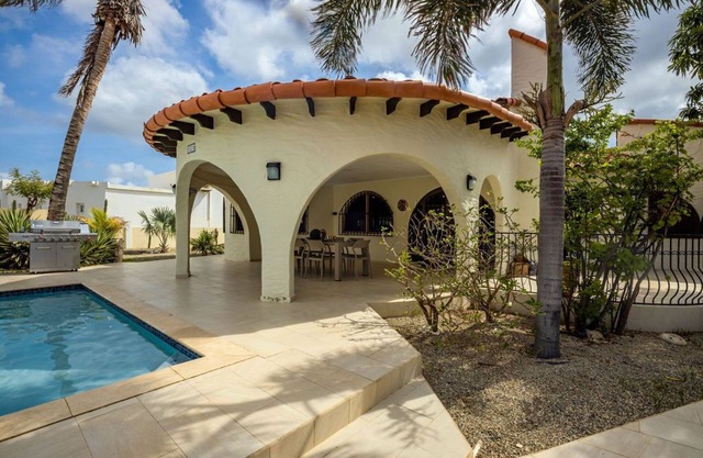 Beautiful 4BR 3BA Villa w/Private Pool & Jacuzzi