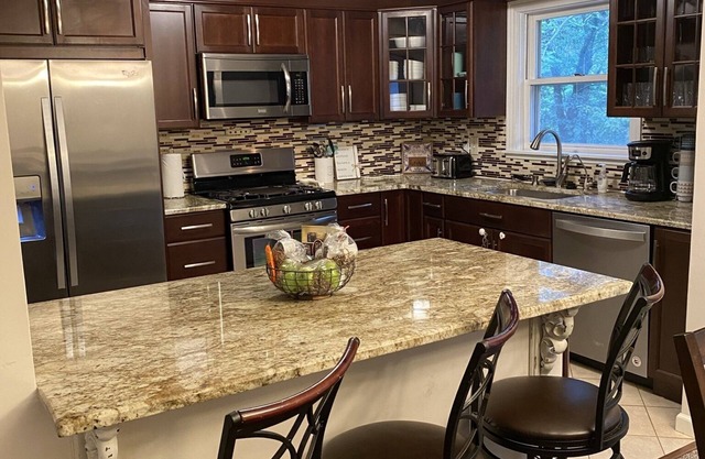Beautiful 5 BDR/4 Bath, 11 Beds, Sleeps 15, by Patti's w/Pool Table!
