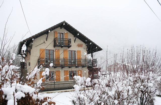 Beautiful 5 Bed, 4 Bath Refurbished Chalet - Garden And private Parking