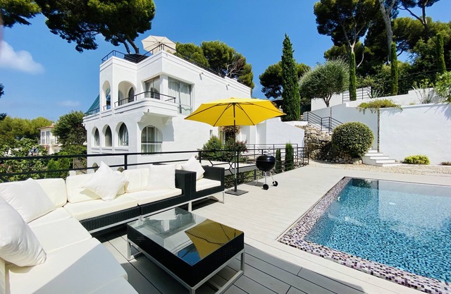 Beautiful 5 bedroom, 4 bathroom villa on Cap D’Antibes with direct sea view