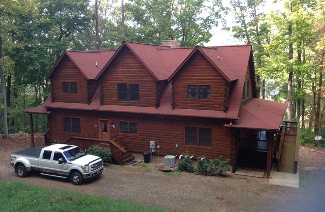 'Beautiful 7 BR 5 Bath Log Home with a game room, Hot Tub, and Starlink internet