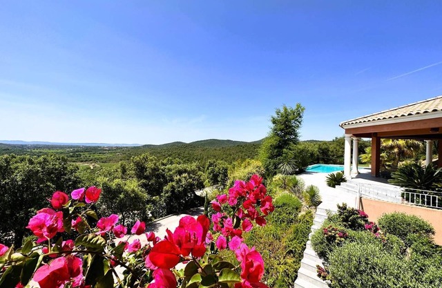 Beautiful air-conditioned villa for 6 people with pool and stunning sea view in La Londe les Maures