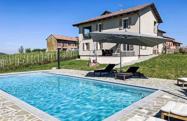 Beautiful apartment for 2 guests with WIFI, A/C, pool, TV and patio