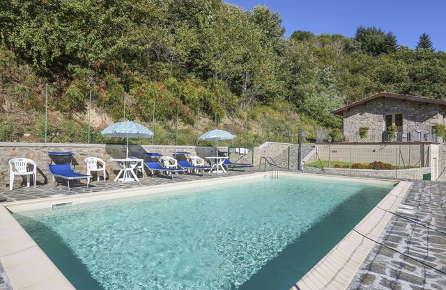 Beautiful apartment in villa for 3 people with WIFI, pool, terrace, pets allowed and parking