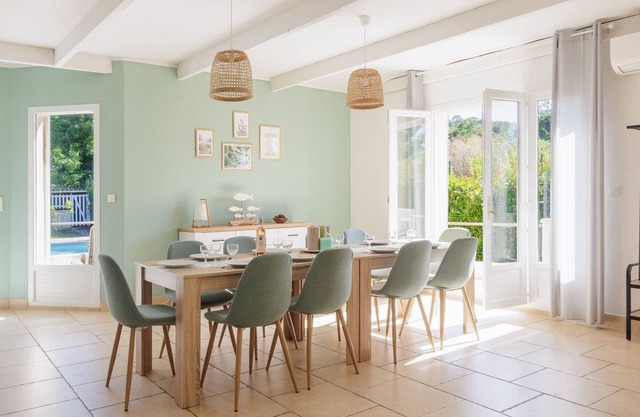 Beautiful air-conditioned villa, sleeps 11, private pool, near Moriani Plage.