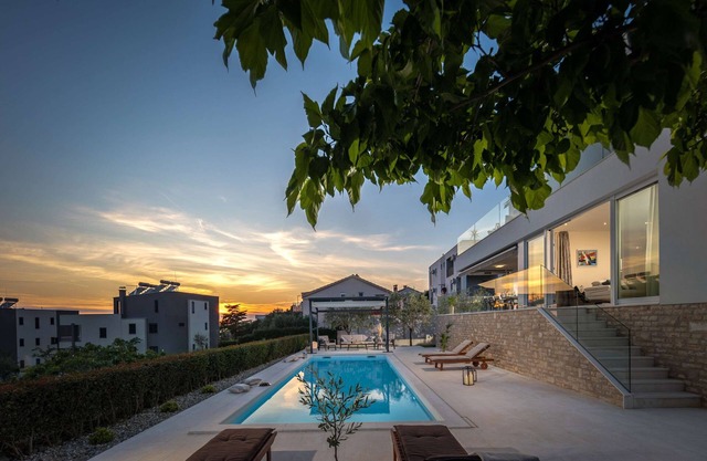 Beautiful and modern villa with heated pool and sea view
