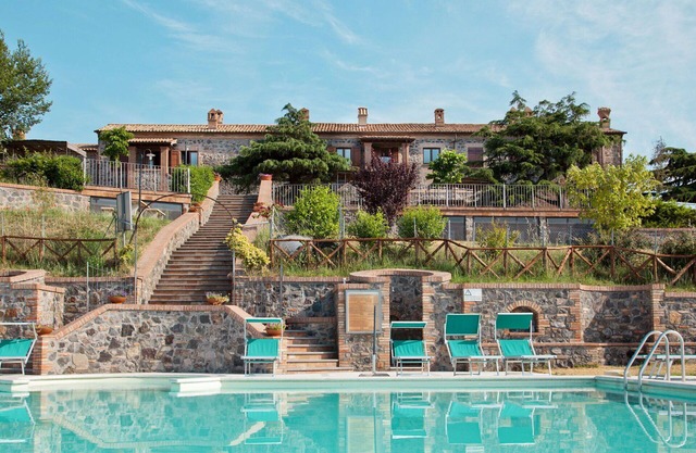 Beautiful apartment for 4 people with WIFI, A/C, pool, TV, patio and parking