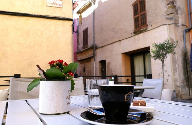 Beautiful apartment for 6 guests with WIFI, pool, A/C, TV, patio, pets allowed and parking