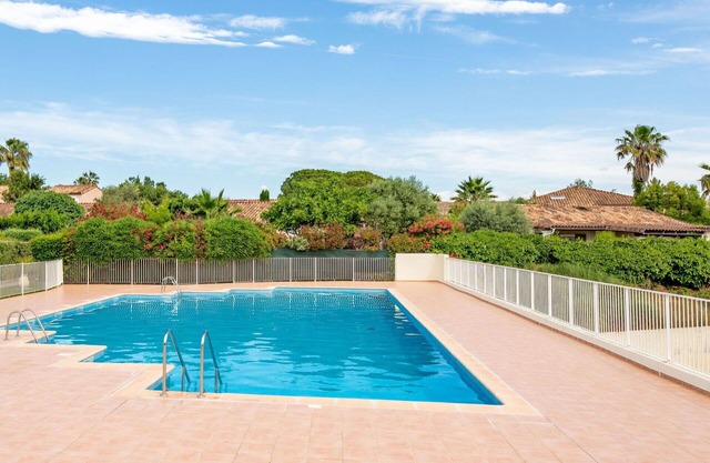Beautiful apartment for 4 guests with pool, WIFI, TV, terrace, pets allowed and parking