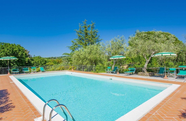 Beautiful apartment for 6 people with pool, WIFI, TV, patio and pets allowed