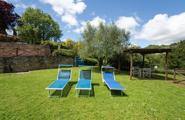 Beautiful apartment in villa for 8 guests with WIFI, pool, TV, patio, pets allowed and parking