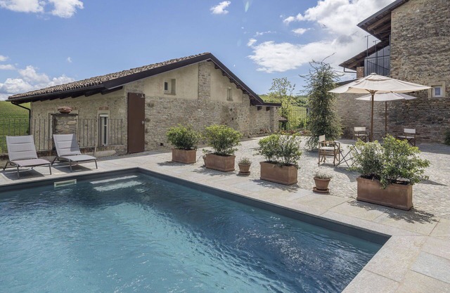 Beautiful apartment for 4 people with WIFI, pool, close to Alba