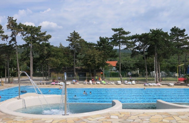 Beautiful apartment in villa for 6 people with WIFI, pool, A/C, TV and parking