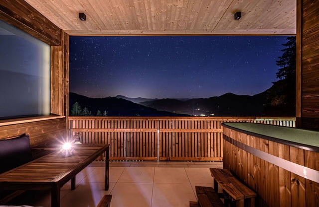 Beautiful apartment in villa for 4 guests with WIFI, hot tub, TV, balcony, pets allowed and park.