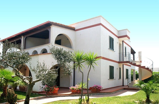 Beautiful apartment with WIFI, A/C, TV, patio, pets allowed and panoramic view, close to Ostuni