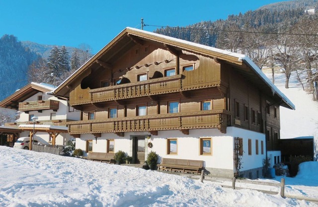 Beautiful apartment for 10 guests with WIFI, TV, balcony and parking
