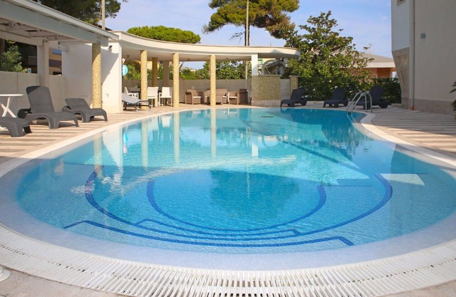 Beautiful apartment for 8 people with A/C, pool, WIFI, TV, balcony, pets allowed and parking