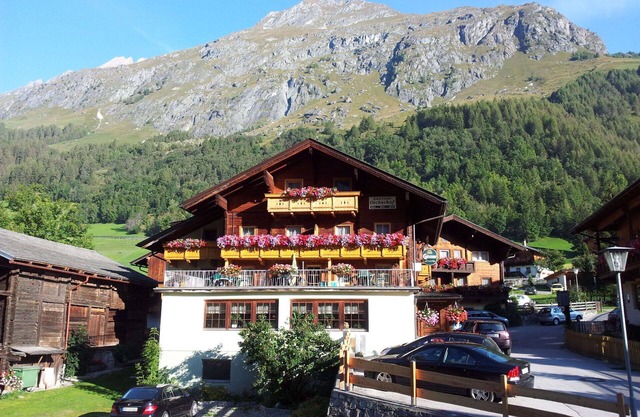Beautiful apartment for 13 people with WIFI, TV, balcony, pets allowed and parking