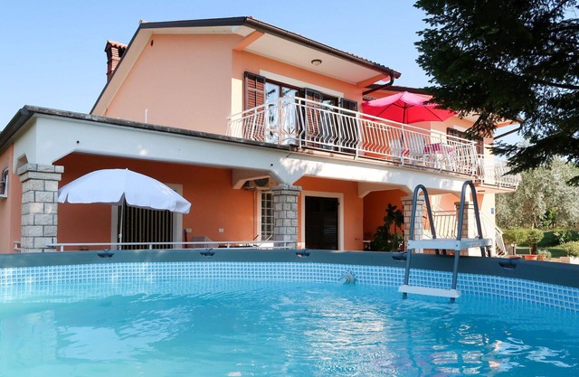 Beautiful apartment for 6 guests with A/C, WIFI, pool, TV, patio and parking