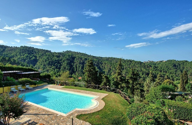 Beautiful apartment for 4 guests with pool, WIFI, TV and panoramic view, close to Viareggio