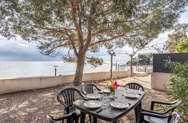Beautiful apartment in villa for 5 guests with WIFI, TV, patio and parking