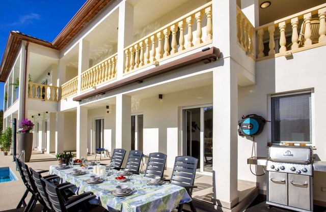 Beautiful apartment in villa with A/C, WIFI, private pool, TV, patio, pets allowed, panoramic view