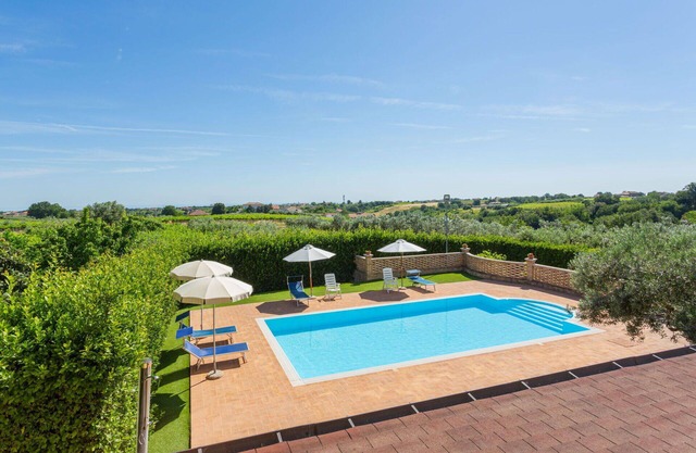 Beautiful apartment in villa for 4 people with pool, WIFI, TV, terrace and pets allowed