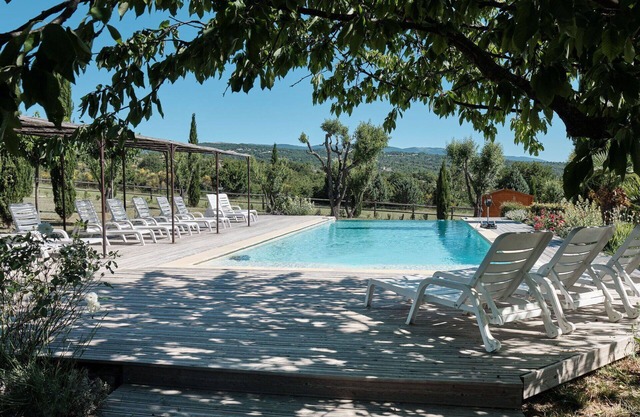 Beautiful apartment in villa for 4 people with pool, WIFI, patio, pets allowed and parking