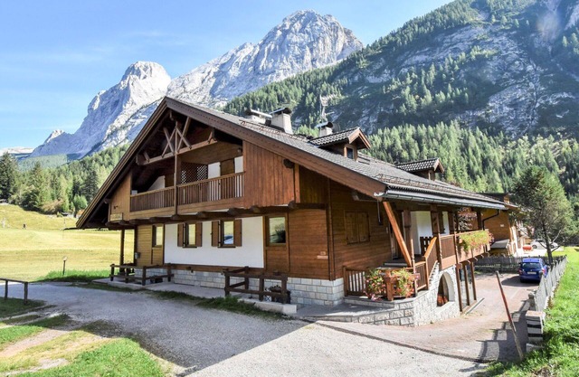 Beautiful apartment in villa for 8 guests with WIFI, TV, balcony and pets allowed
