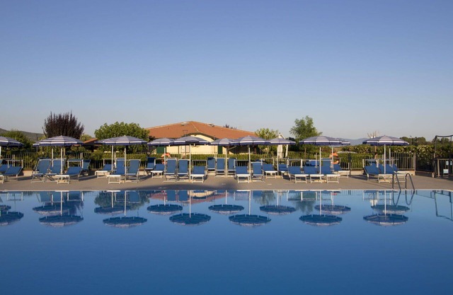 Beautiful apartment in villa for 6 guests with internet, pool, TV, terrace, pets allowed and par.