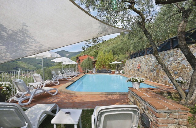 Beautiful apartment in villa for 6 people with pool, WIFI, TV, patio, pets allowed and parking